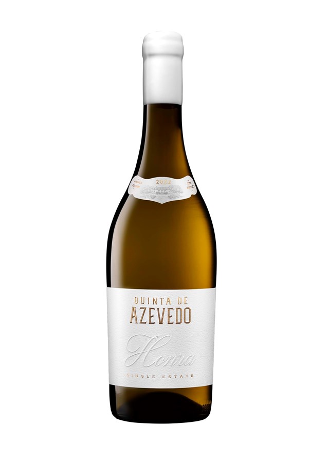 Quinta de Azevedo Honra 2022. Branco da região dos Vinhos Verdes. Excelente para acompanhar peixes gordos e carnes grelhadas. Blend de 70% Alvarinho e 30% Loureiro. Enologia: Diogo Sepúlveda. Produção: 3350 garrafas. Preço: 60 euros