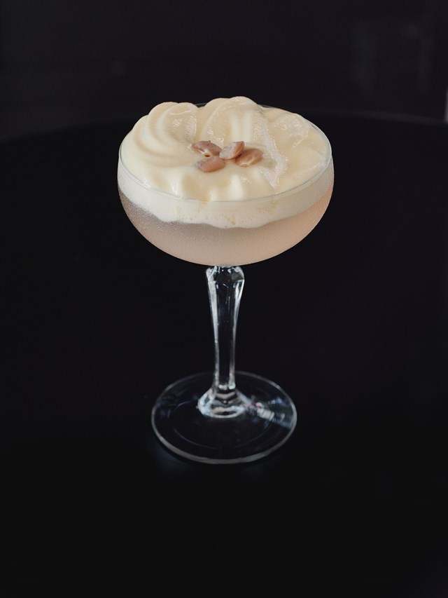 A Boca do Inferno ganha vida no Inferno Atlântico, que combina tequila, lima, toranja e espuma de tremoço, com notas salinas inspiradas nas marés cascalenses