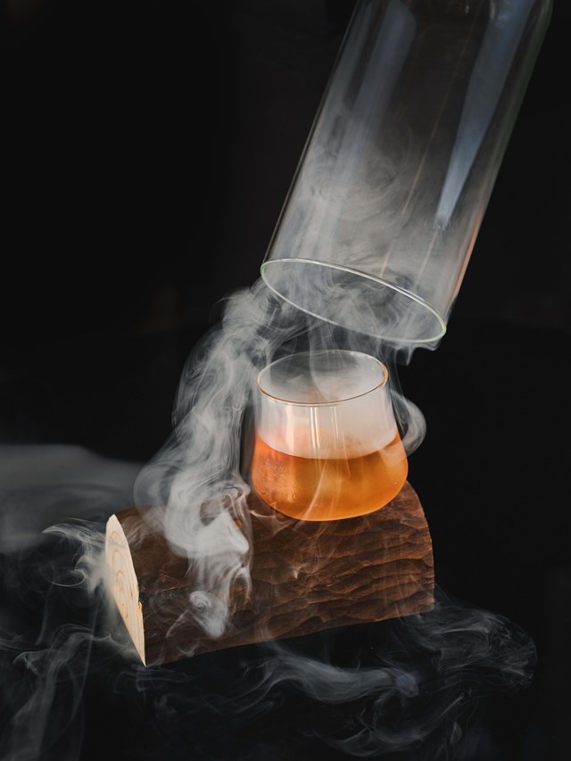 Partindo para o centro do país, encontramos a Casa dos Penedos, uma junção de whisky, cognac, benedictine e vermouth que evocam os cenários serranos cobertos pela névoa