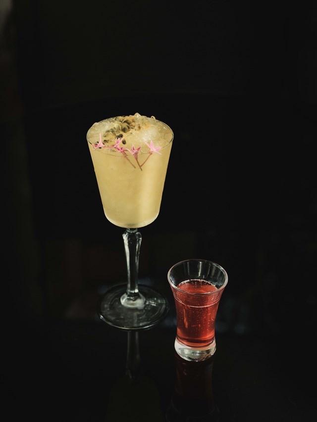 Num tributo ao ilustre Palácio da Pena, e fundindo sabores adocicados, através do licor Beirão, da cachaça, do maracujá e da lima, surge a Pena Encantada. Também influenciado por outro palácio sintrense, a Rosa de Monserrate, referencia a beleza floral dos jardins deste monumento, ao unir vodka com hibiscus, limão e espumante