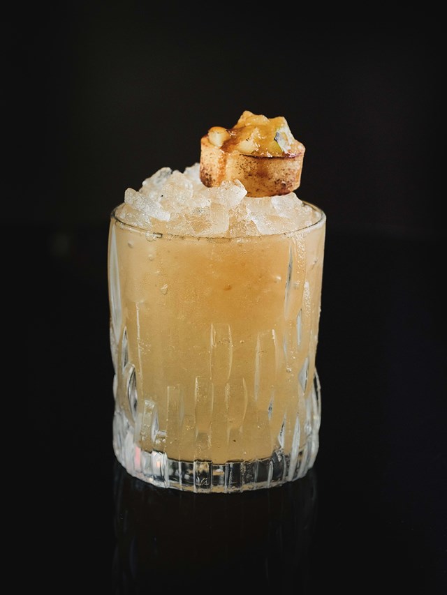 Nas propostas encontramos ainda a Tarte da Vila, que une maçã, canela e ginger ale, numa referência à ilustre maçã de Alcobaça