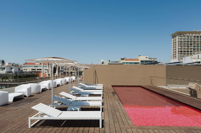 Pelo segundo ano consecutivo, a piscina vermelha do terraço do espaço, abre ao público, numa proposta desenhada para todos