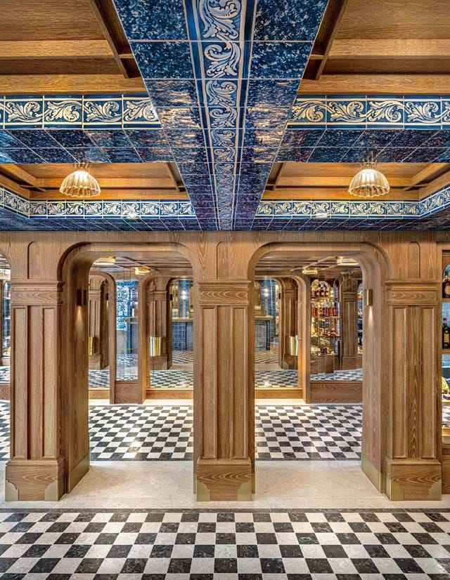 Os arcos em madeira polida e o azul dos azulejos, detalhes que reverenciam os quase dois séculos dos Pastéis de Belém