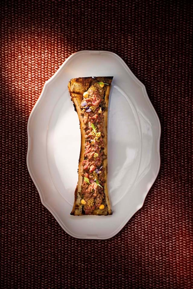 Tutanto na Brasa com tártaro de vaca e pickles de gema de ovo (€32)