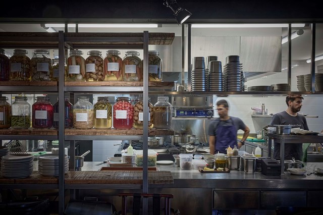 O Fismuler Lisboa é um restaurante bonito, com ambiente, música ao vivo à noite e uma decoração com um toque industrial, embora acolhedora