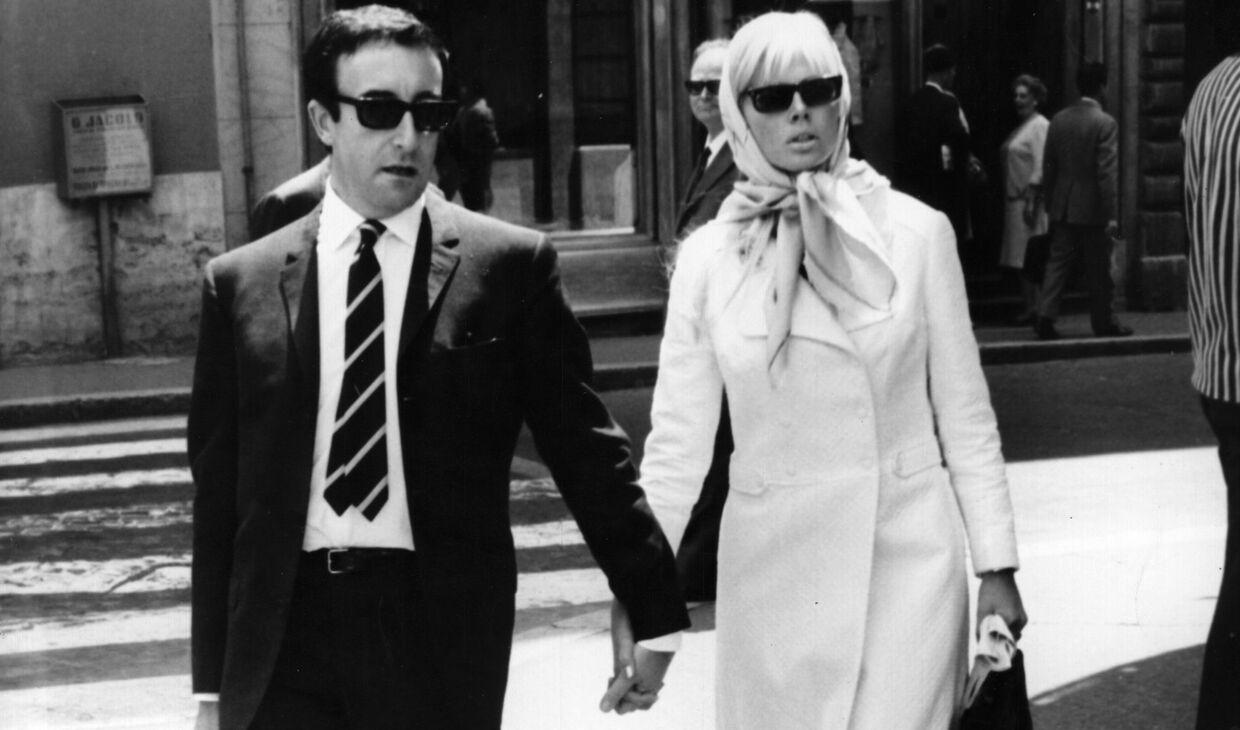 Peter Sellers, um dos homens mais fashionistas do seu tempo, às compras com a muher, Britt Ekland, em Roma, nos anos 60.