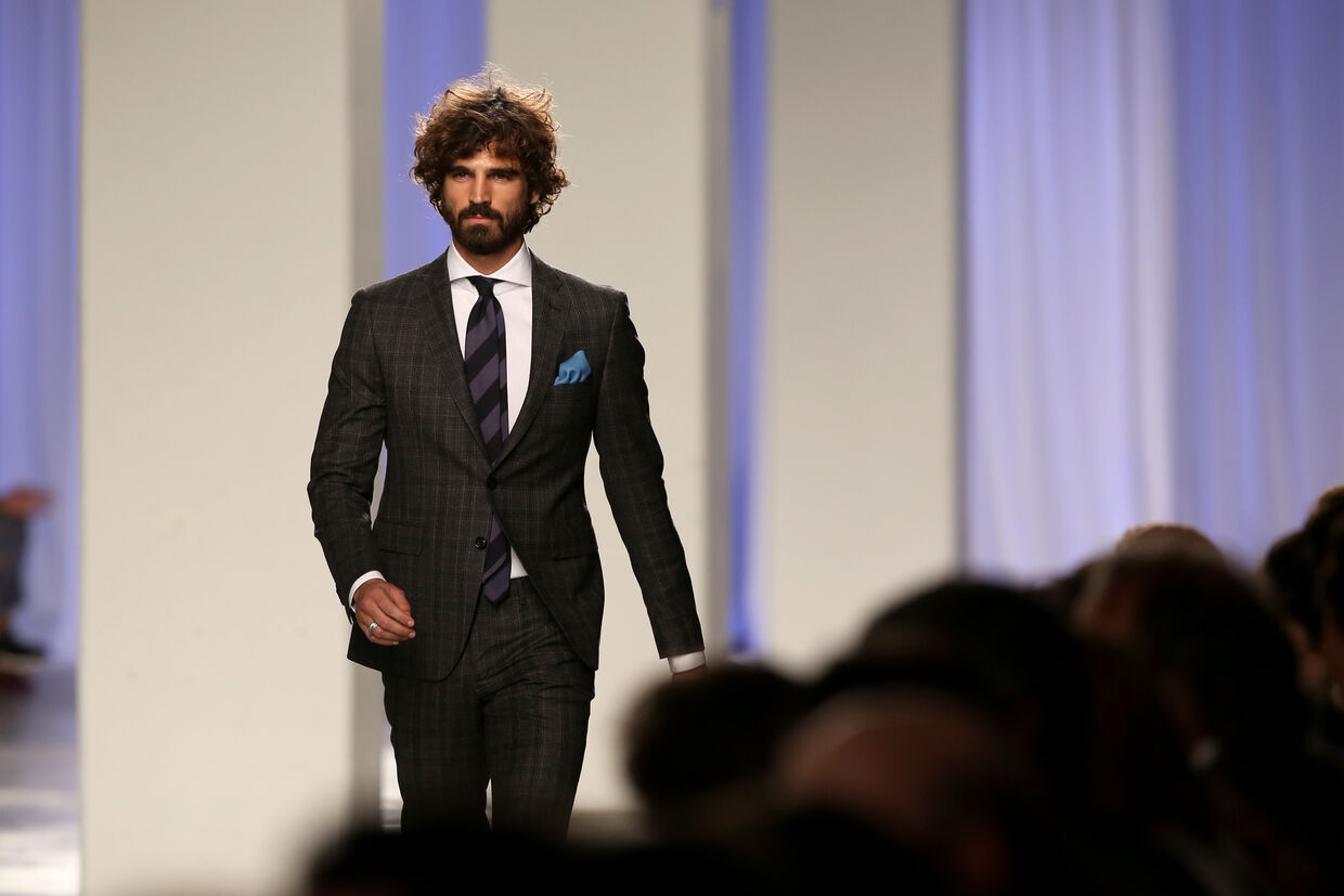 O português Nuno Marques comprova que os modelos masculinos devem estar em pé de igualdade com os femininos. Gisele Bünchen, a mais bem paga, roi-te de inveja...