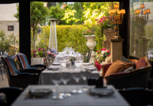 Jantares de verão num jardim secreto