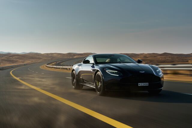 O Aston Martin DB11 AMR. Esta é uma marca que simboliza luxo, elegância e moda. Ainda para mais, o DB11 é o modelo de James Bond.