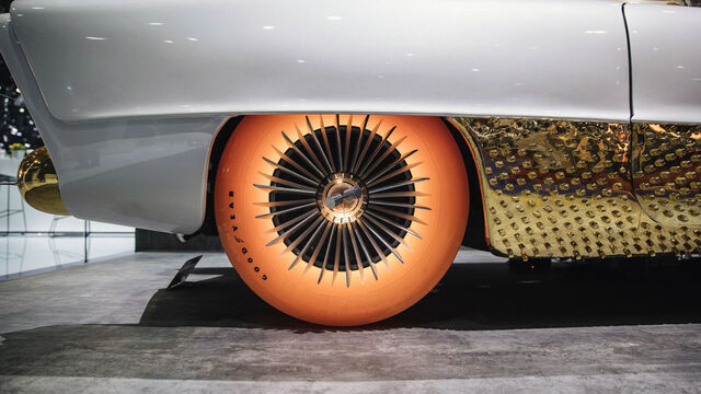 Os pneus transparentes do Golden Sahara II se iluminam. Foram feitos por medida pela Goodyear