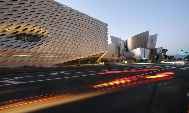 A Grand Avenue com o Broad Museum e o Walt Disney Concert Hall, em Los Angeles