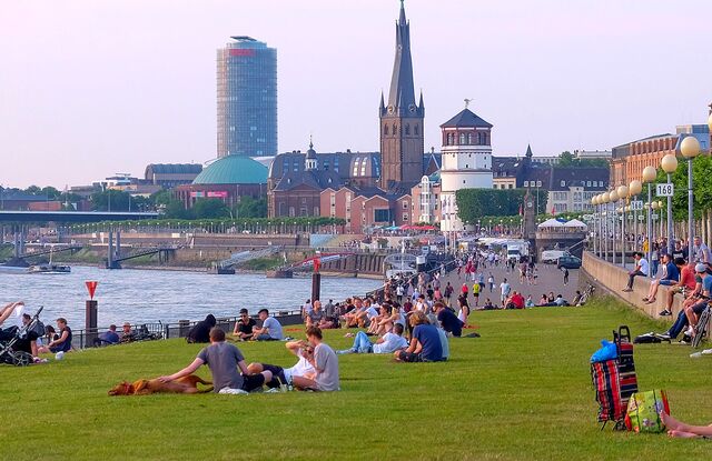 As margens do rio Reno em Dusseldorf (Alemanha)