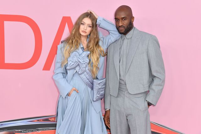 Virgil Abloh com a modelo Gigi Hadid na chegada aos prémios CFDA 2019, em junho de 2019, no Brooklyn Museum, Nova Iorque