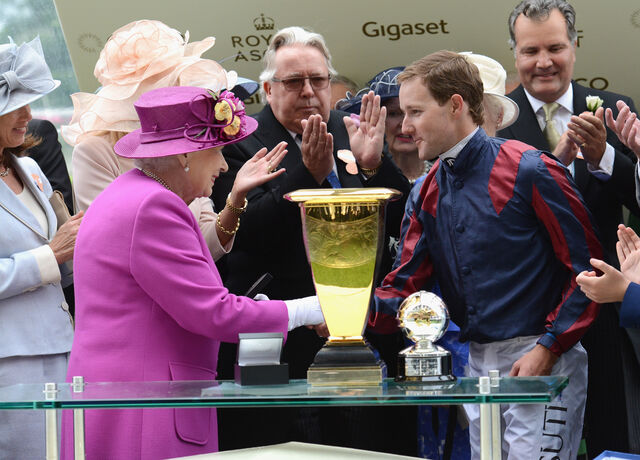 A rainha Isabel II entrega o Diamond Jubilee Stakes Cup a Tom Queally, vencedor com o cavalo The Tin Man
