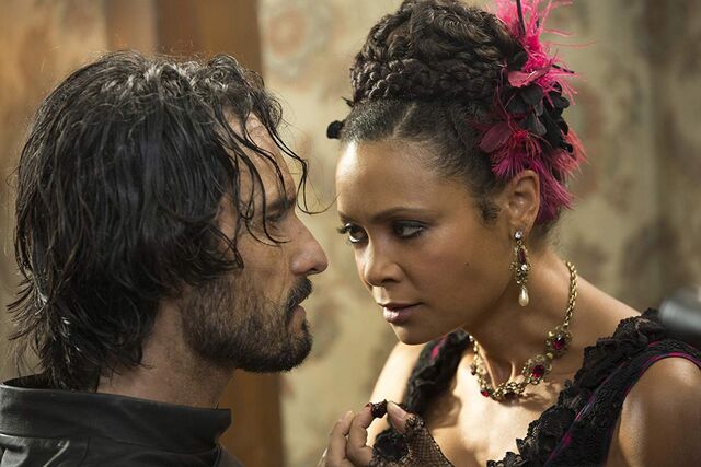 Rodrigo Santoro e Thandie Newton são Hector e Maeve em 'Westworld'