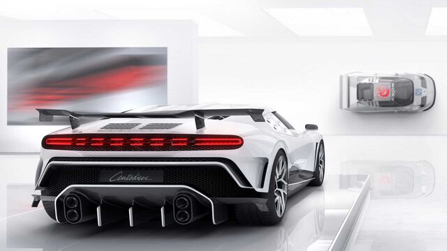 A traseita tem quatro saídas de escape, uma faixa de LEDs e uma enorme asa fixa