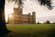 Quer dormir em Downton Abbey? Está no Airbnb