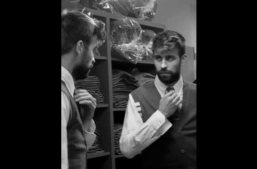 Os jogadores do clube de futebol Barcelona também apareceram com o fato encolhido fora de campo, numa parceria com a marca para a temporada de 2018-2019