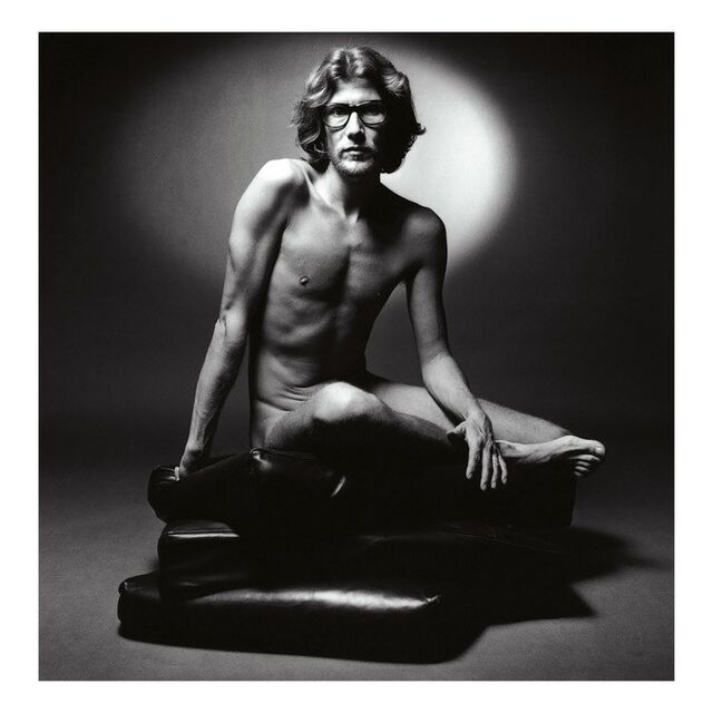 YSL, 1971 | O próprio Yves Saint Laurent foi a estrela da campanha do seu primeiro perfume "Pour Homme". Aqui, Laurent aparecia em pose e completamente nu.
