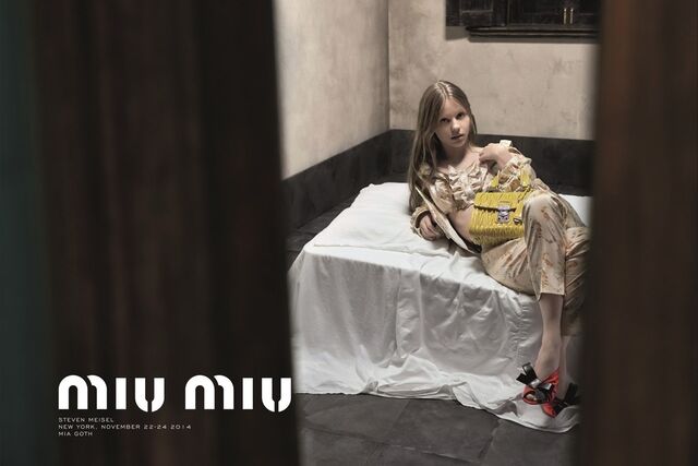 MIU MIU, 2014 | O local sugestivo e uma modelo demasiado jovem recostada numa cama foram o suficiente para que esta campanha da Miu Miu fosse banida. A perspetiva da fotografia, tirada à entrada do quarto, e o olhar expectante de uma modelo que parece vestir as roupas de alguém mais velho contribuíram para o ambiente inapropriado da imagem.