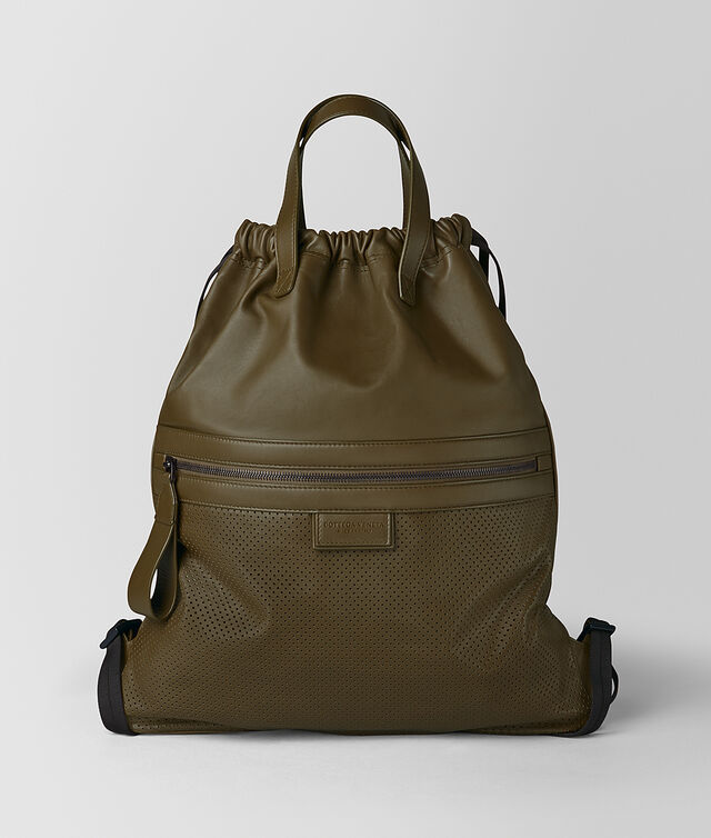 Mochila em pele, €1590, Bottega Veneta .jpg