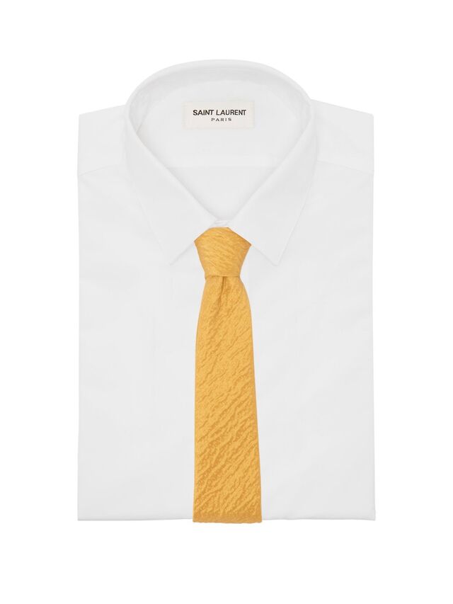 Camisa em algodão, Saint Laurent (preço sob consulta). Gravata em jacquard, €94, Comme Les Loups.jpg