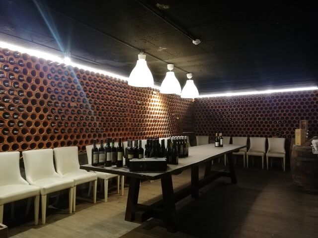 É neste espaço que António faz provas cegas de vinhos de regiões diferentes todos os meses, na última sexta-feira de cada mês, para entrar na carta