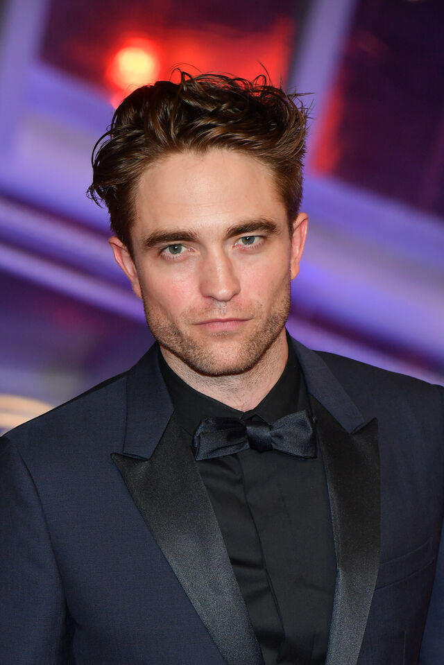 As maçãs do rosto elevadas de Robert Pattinson