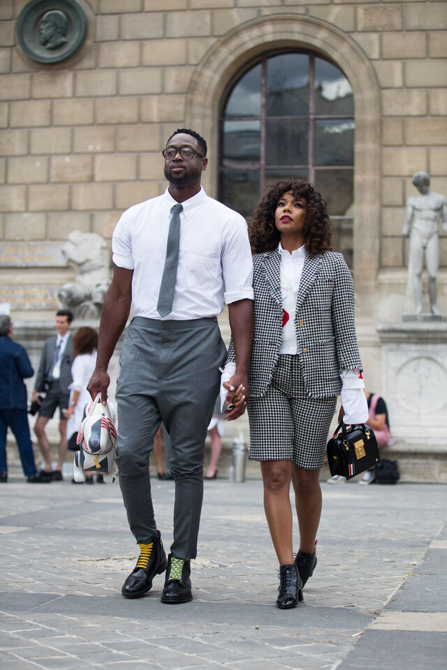 Dwyane Wade chamou a atenção na Semana de Moda de Paris em Thom Browne ao lado da mulher Gabrielle Union
