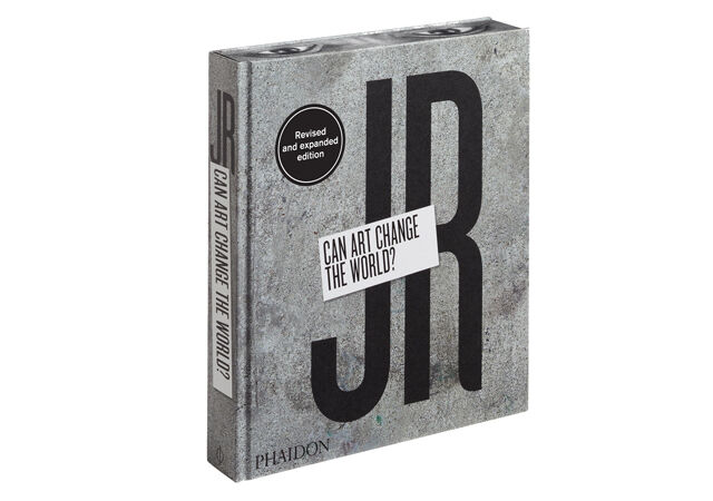 ‘JR: Can Art Change the World?’, de JR, 317 páginas, £29.95 (cerca de €33) Phaidon. A 9 de outubro