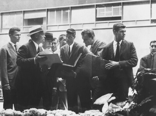 O norte-americano John Harkriden fundou a primeira agência de modelos masculinos, em Nova Iorque. Vêmo-lo, em 1958, a preparar uma produção de moda. Contratava os modelos nas ruas da Big Apple, fossem eles trabalhadores da construção ou executivos