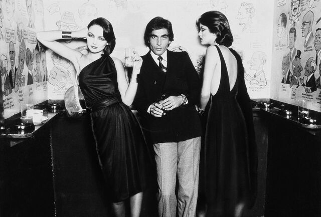 Os modelos masculinos serviam, no início, como suporte de produções de moda,como revela a imagem da Vogue EUA, em 1968