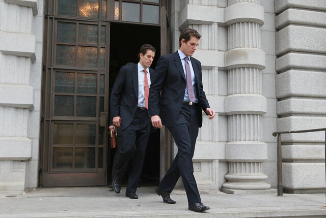 A luta continua. Os Winklevoss à saída do tribunal, em 2016, que decidiu o valor da indemnização paga por Zuckerberg e que os gémeos contestaram