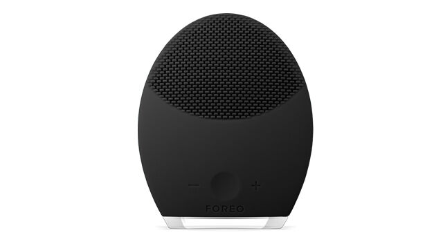 Aparelho 3 em 1: limpeza facial, pré-barbear e ação antienvelhecimento Luna 2 for Men, €169, Foreo, em www.foreo.com
