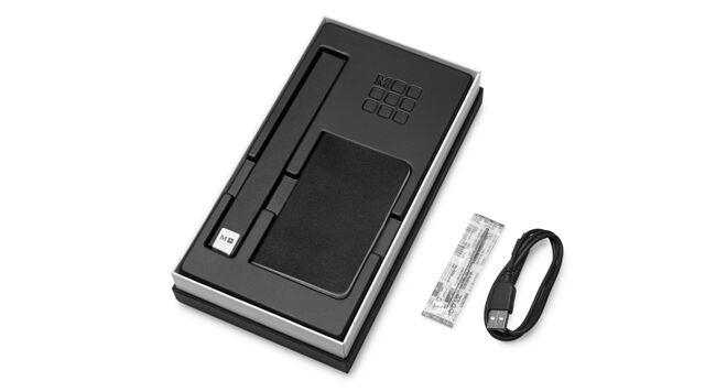 Cada traço com a caneta é capturado em tempo real e imediatamente transferido para o dispositivo, conectados através da aplicação. Basta colocar a caneta no papel para mover palavras, gráficos, ideias e eventos diretamente no seu smartphone ou tablet. | Pen+ Ellipse smart pen, €199, Moleskine