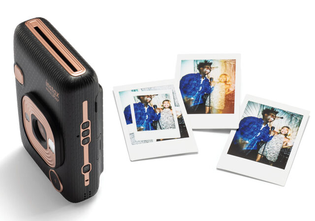 A nova câmara instantânea híbrida Instax mini LiPlay no tom elegant black, €169, Fujifilm