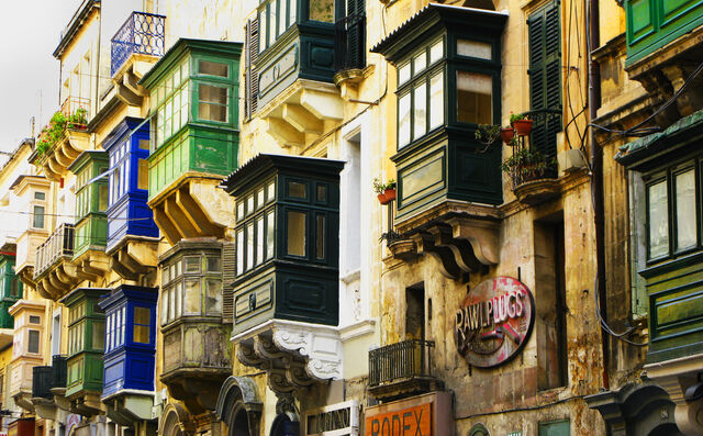 As típicas varandas em madeira trazem relevo e cor às fachadas dos edifícios no centro de La Valeta