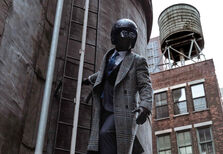 The Suited Racer: o motoqueiro de máscara que se tornou influencer 