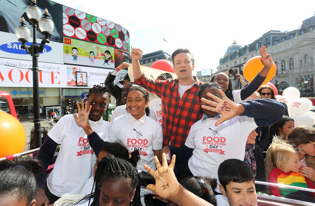 Jamie Oliver durante uma atividade no Dia da Revolução Alimentar, em Piccadilly Circus, Londres, em 2015