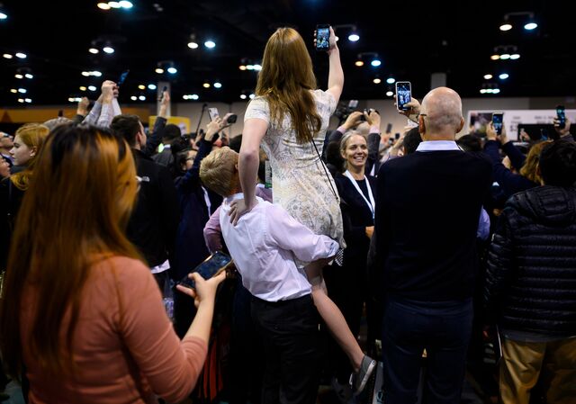 A entrada apoteótica de Warren Buffett, o Oráculo de Omaha, no encontro anual promovido pela sua empresa com colaboradores e acionistas