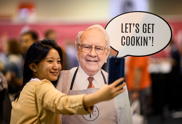 A euforia é sempre grande neste encontro que reúne gente oriunda de vários pontos do globo. Uma acionista tira uma selfie com a imagem em tamanho real de Mr. Buffett