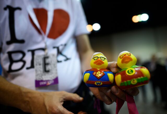 Patinhos de borracha com roupas de super-heróis imitando os rostos de Buffett e do seu vice-presidente, Charlie Munger, à venda no encontro