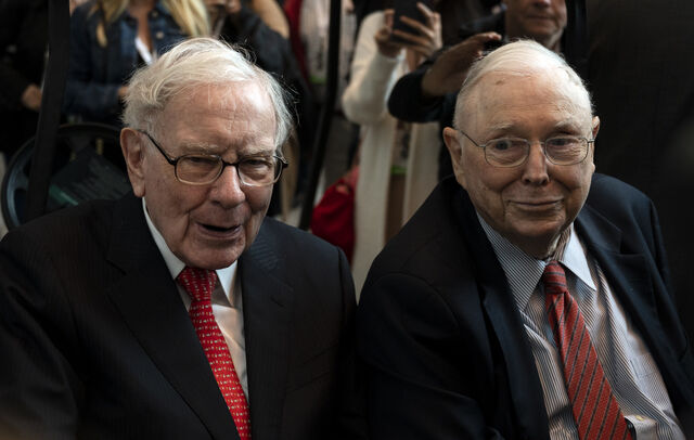 Warren Buffett, CEO da Berkshire Hathaway e o vice-presidente Charlie Munger participam na reunião anual de acionistas de 2019 em Omaha, Nebraska