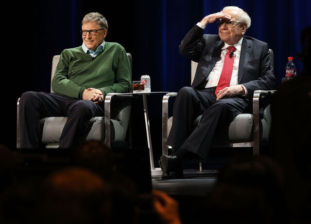 Bill Gates e Warren Buffett num evento organizado pela Columbia Business School em 2017, em Nova Iorque