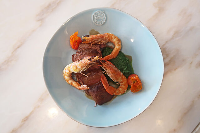 Bife M.A.R do lombo com camarão um surf & tuff aromatizado com uma fusão de jus de carne e demi-glace de marisco