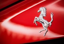 Ferrari junta-se à Armani para lançar acessórios de luxo