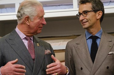 Príncipe Carlos anuncia a sua primeira linha de roupa