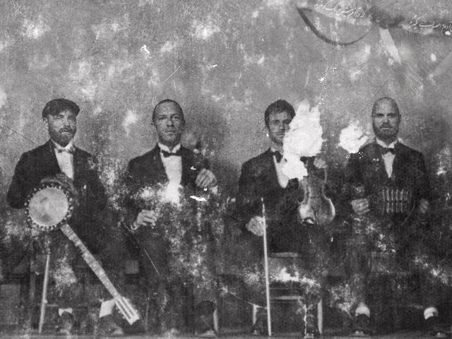 Na capa de Everyday Life, os Coldplay simulam estar em 1919.