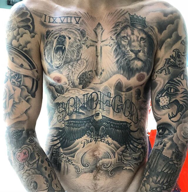 Close-up nas tatuagens de Justin Bieber