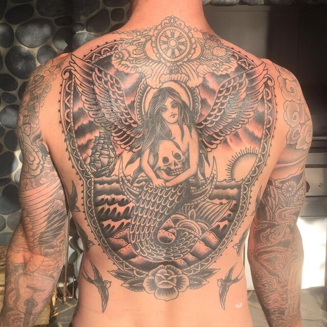 Close-up nas costas de Adam Levine